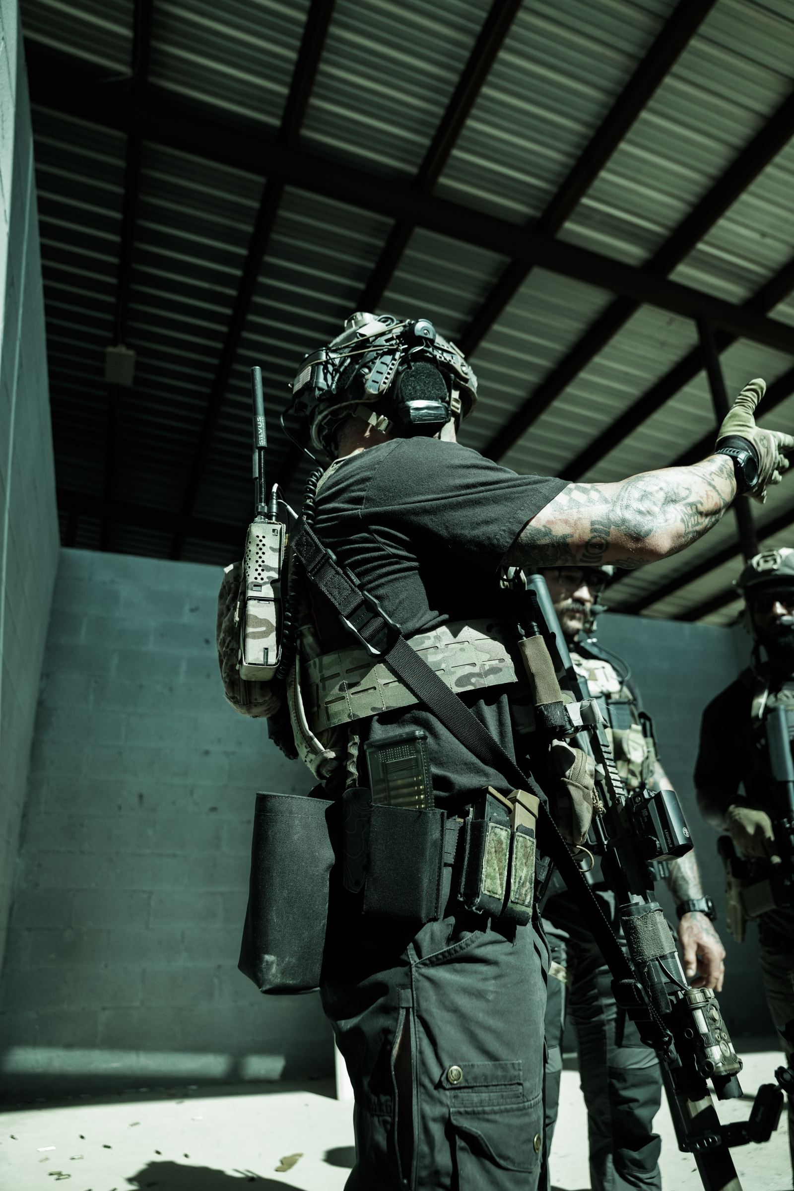 Team lead signalling direction inside a shoot house